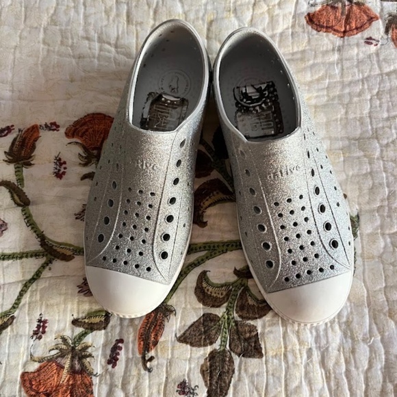 Native Jefferson Slip-On Sneaker - Silver Sparkle, Junior 2 - Picture 3 of 9